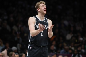 kaiyun-一通乱战！曼恩反击被追身大帽 沃尔夫补篮还被帽&amp;再次放篮才进