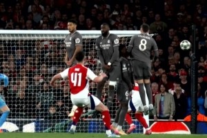 开云体育官网-媲美卡洛斯？赖斯任意球超级弧线，飞行中偏出右门柱约4-5个球位