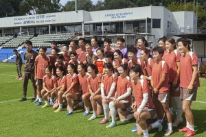 中国驻珀斯总领事前来探望女足；陈巧珠恢复合练